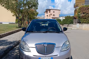 Lancia y 2011
