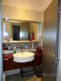 Mobile bagno con lavabo e specchiera