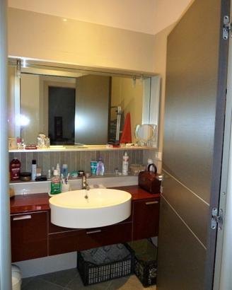 Mobile bagno con lavabo e specchiera