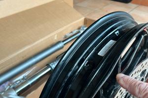 Cerchio e gomma anteriore Ducati