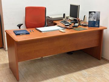 Scrivanie per ufficio o casa,con sedie direzionali