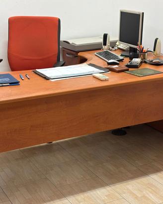 Scrivanie per ufficio o casa,con sedie direzionali