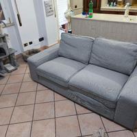 divano grigio chiaro