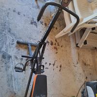 Attrezzo addominali e glutei 