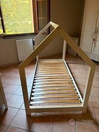 Letto montessoriano in legno a forma di casetta