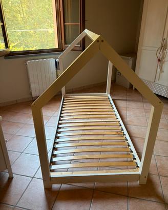 Letto montessoriano in legno a forma di casetta