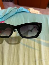 Occhiali Miu Miu con scritta oro