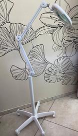 Lampada con lente di ingrandimento