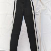 Pantalone leggins nero elasticizzato.
