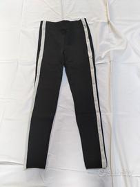 Pantalone leggins nero elasticizzato.