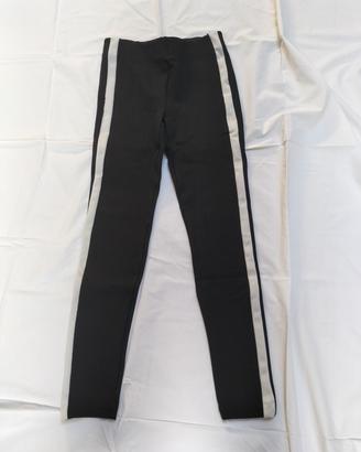Pantalone leggins nero elasticizzato.