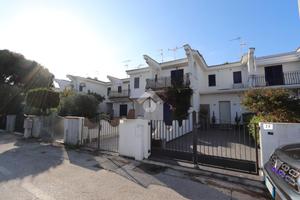 VILLA A SCHIERA A MARTINSICURO