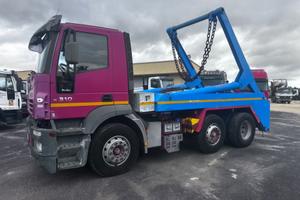 Iveco Stralis 310 con impianto scarrabile