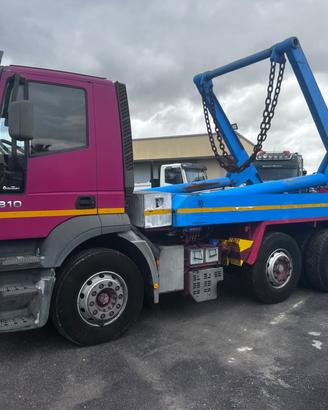 Iveco Stralis 310 con impianto scarrabile