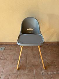 Seggiolone Twistshake grigio con gambe in legno