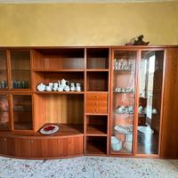 Parete attrezzata con tavolo e sedie