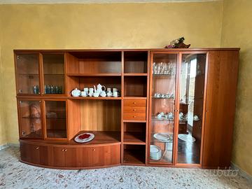 Parete attrezzata con tavolo e sedie