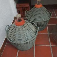 Coppia di damigliane 34 L con rivest. in plastica