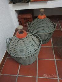 Coppia di damigliane 34 L con rivest. in plastica