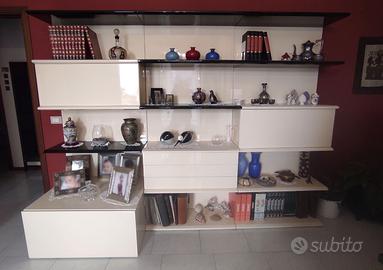 Regalasi Parete attrezzata con tavolo e 4 sedie