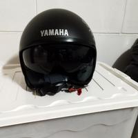 In blocco caschi e giubbotto moto.