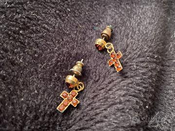 Orecchini croce in metallo dorato e pietre ambrate