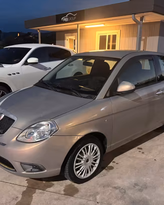 Lancia Ypsilon 1.3 MJT 75 CV Versus