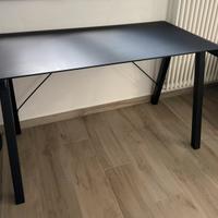 Scrivania nera con piano in vetro