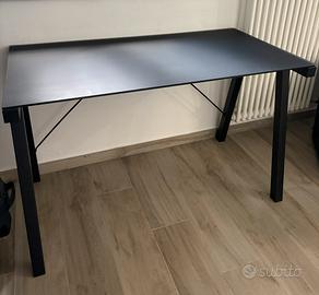 Scrivania nera con piano in vetro