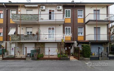 Graziosa villetta a schiera centrale con giardino