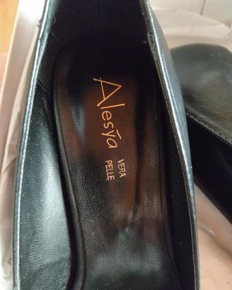 Décolleté nero a punta