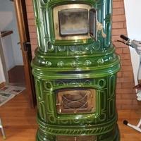 Stufe a legna di pregio in ceramica Leoni e ghisa