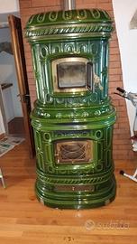 Stufe a legna di pregio in ceramica Leoni e ghisa