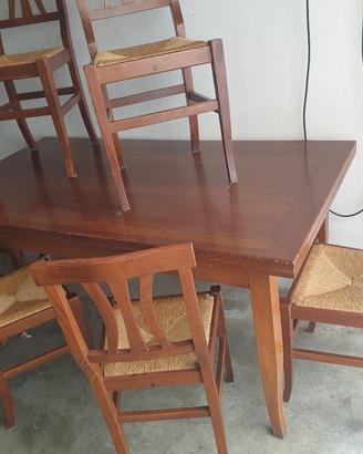 tavolo in legno con sedie
