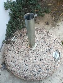 Piantana porta ombrellone in cemento e sassi