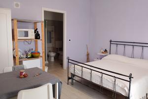 Stanza con bagno ed angolo cottura