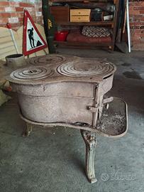 Stufa antica in ghisa con forno incorporato