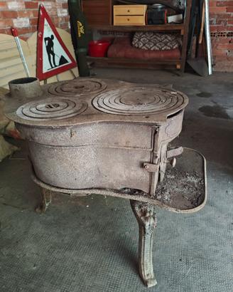 Stufa antica in ghisa con forno incorporato