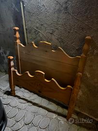 Letto in legno artigianale fatto a mano