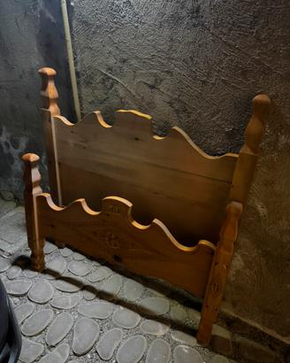 Letto in legno artigianale fatto a mano