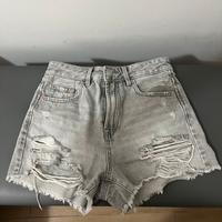 Shorts strappati in denim grigio – Stradivarius