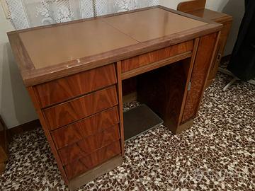 Scrivania con macchina da cucire a scomparsa