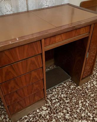 Scrivania con macchina da cucire a scomparsa