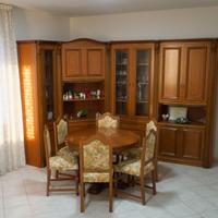 Arredo soggiorno credenza con tavolo e sedie