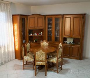 Arredo soggiorno credenza con tavolo e sedie