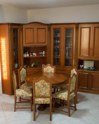 Arredo soggiorno credenza con tavolo e sedie