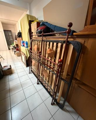 Letto in ferro battuto con rete a doghe