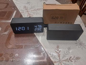 coppia di sveglie digitali effetto legno 