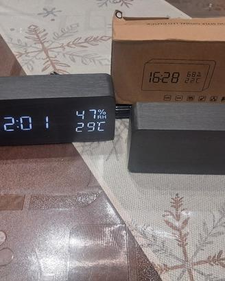 coppia di sveglie digitali effetto legno 