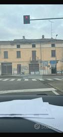Casa con giardino e box auto